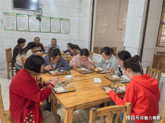 学校奉行“扫码付费陪餐”制